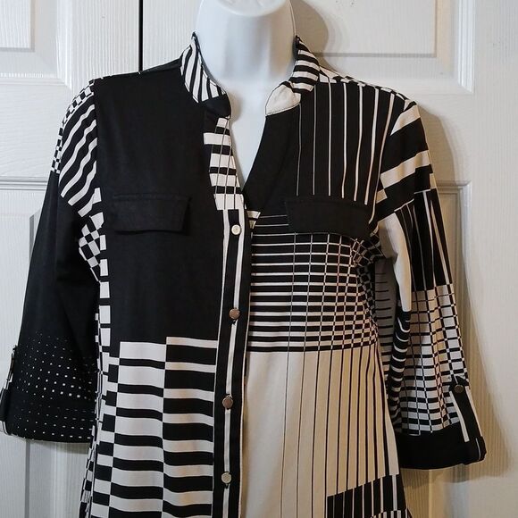 New Directions black white print button down business casual blouse  Sz SP - Picture 3 of 5